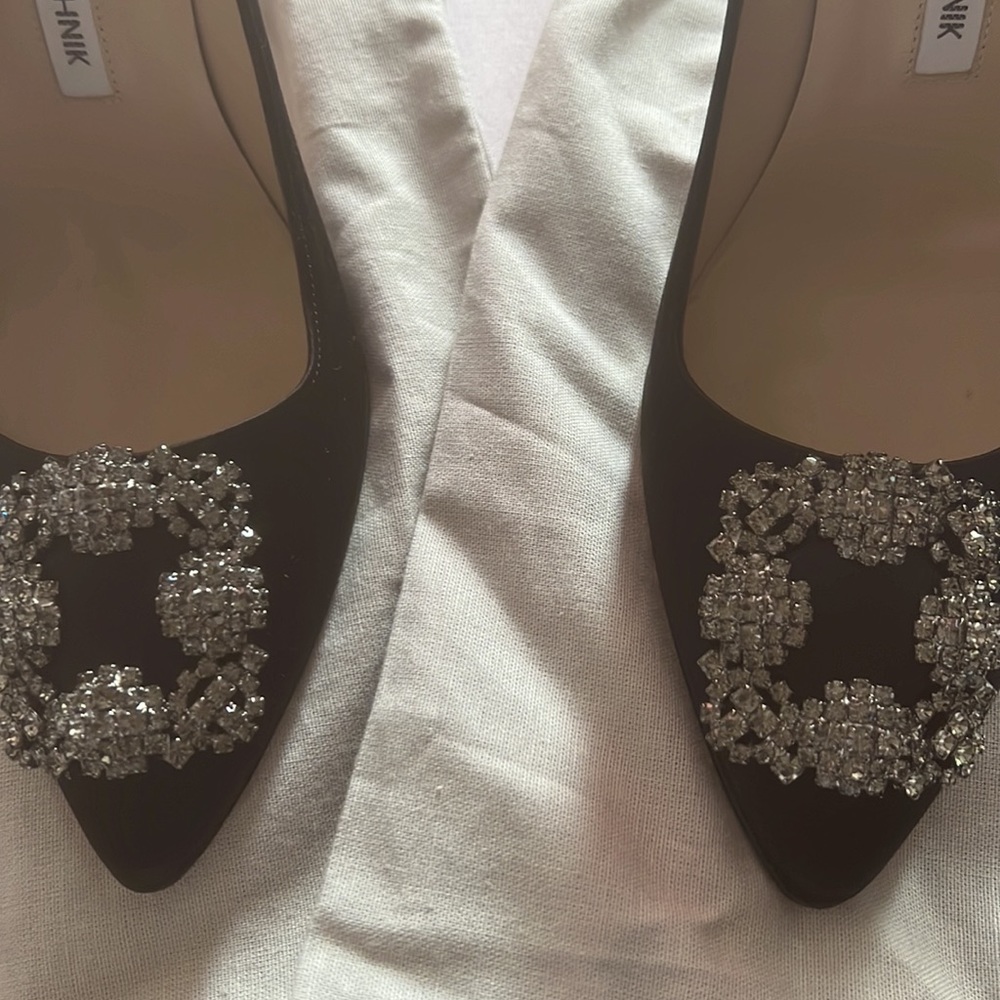 Manolo Blahnik Hangisi satin pumps - Picture 2 of 8